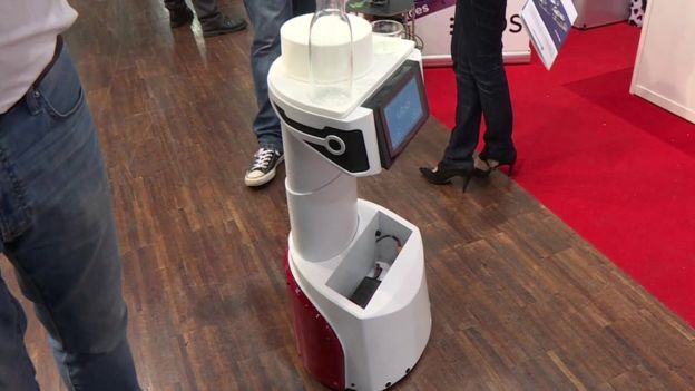 Robot infirmier et de service  la personne