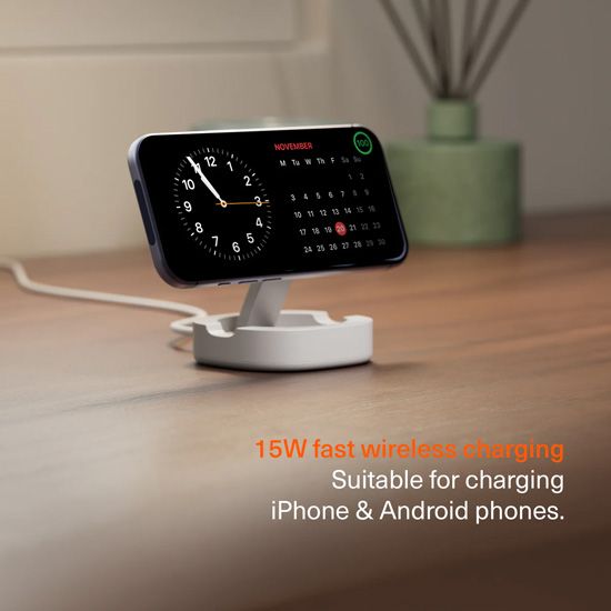 Station de charge Cygnett ChargeBase Qi2 avec smartphone en position inclinée