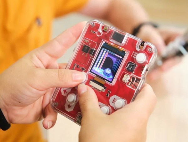 CircuitMess Bit 2.0 DIY retro console