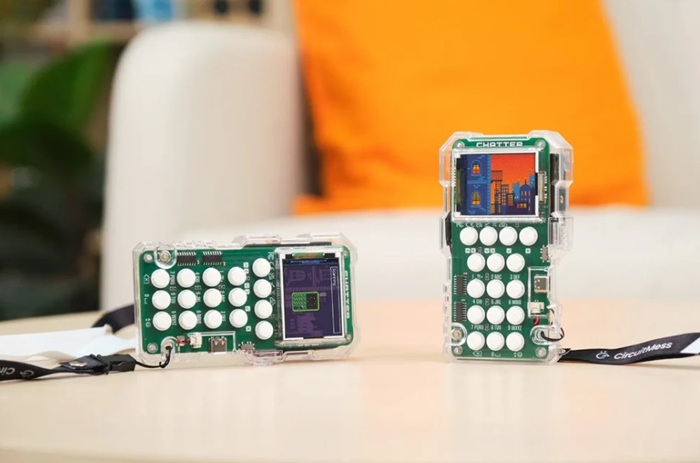CircuitMess Chatter 2 DIY wireless communicators