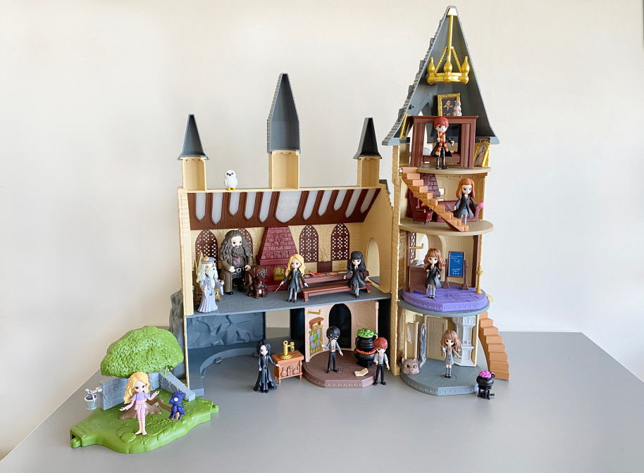 Harry Potter toys: figurines, Hogwarts castle.